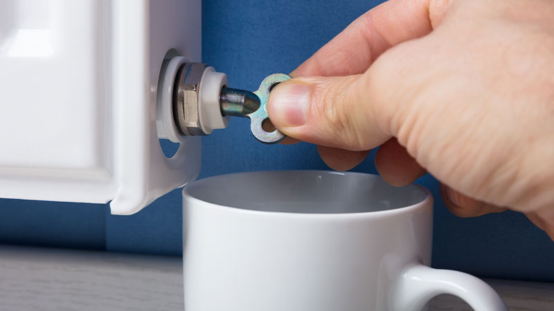 close-up mano che spurga termosifone